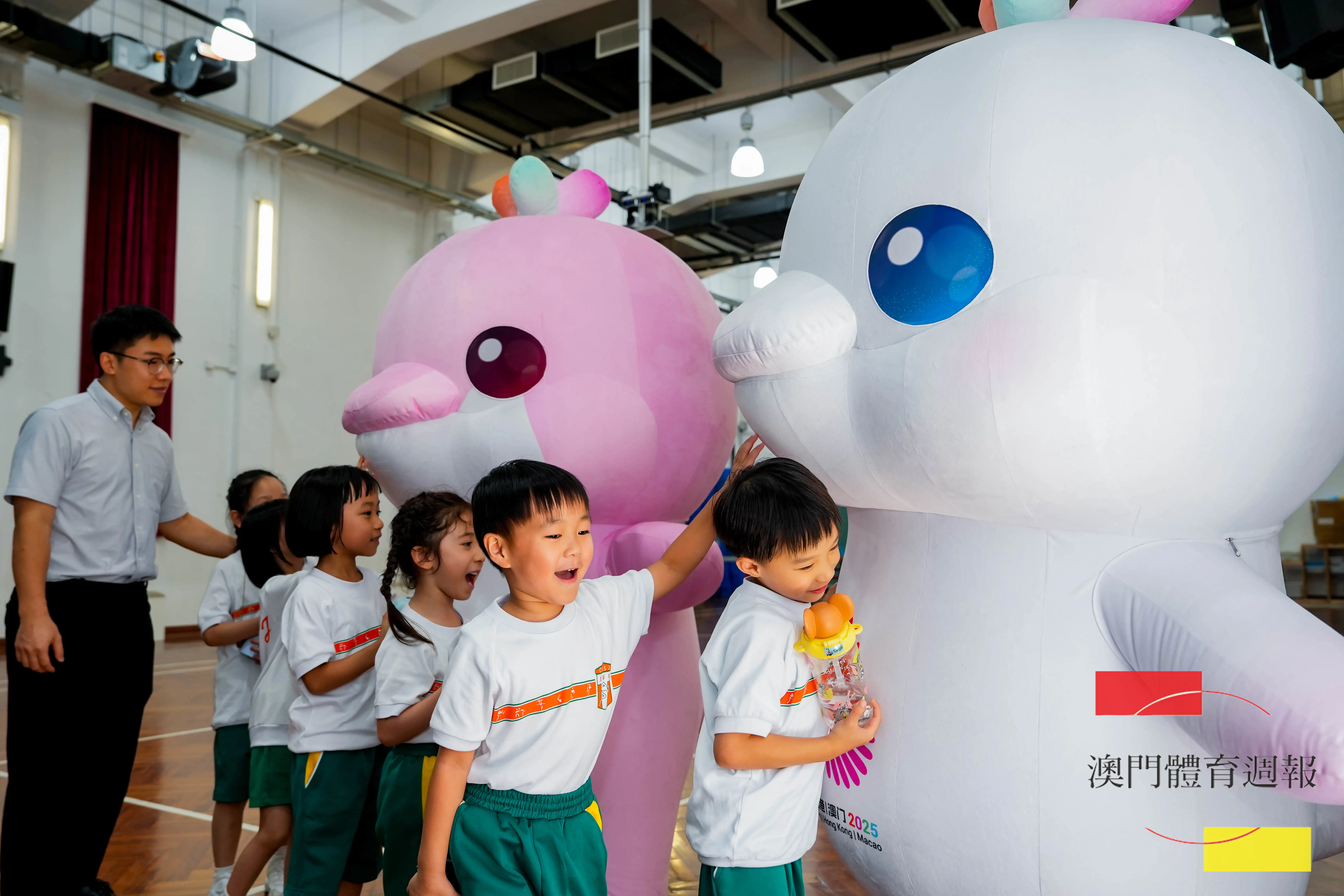 副3 學生與可愛的吉祥物熱情擁抱.jpg